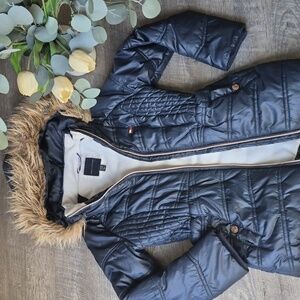 Tommy Hilfiger girls' chevron puffer jacket with a faux fur-trimmed hood 8-10